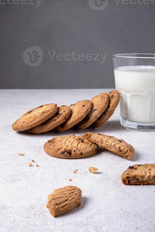 flocons d'avoine Chocolat puce biscuits et Lait dans une verre photo