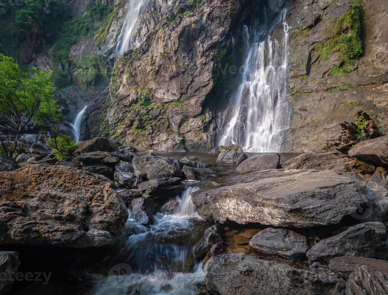 cascade de khlong lan, belles cascades dans le parc national de klong lan en thaïlande photo