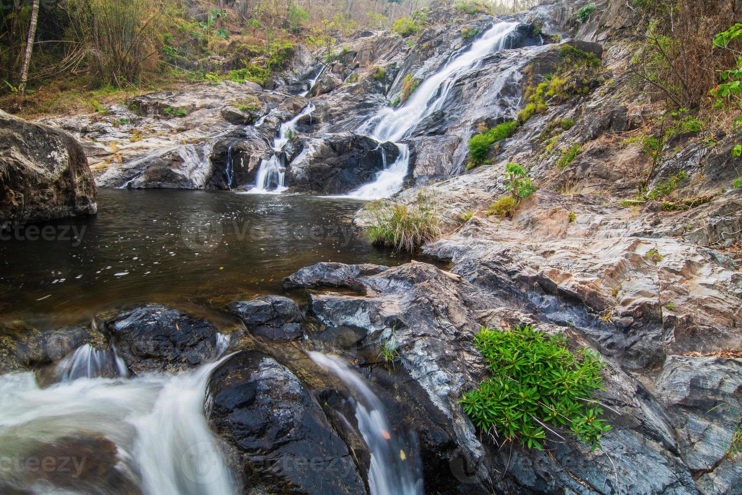 khlong nam lai cascade, magnifique cascades dans klong Lan nationale parc de Thaïlande photo