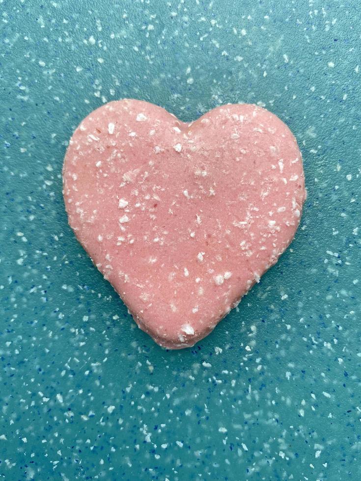 Valentin en forme de biscuit avec noix de coco copeaux photo