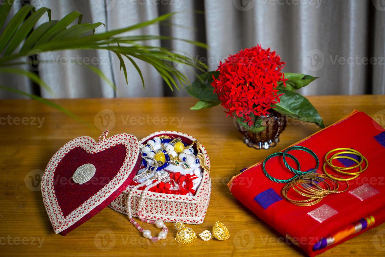 Fait main fibre ornements boîte avec traditionnel bijoux sur le en bois tableau. Indien traditionnel bijoux et de mariée sari. photo