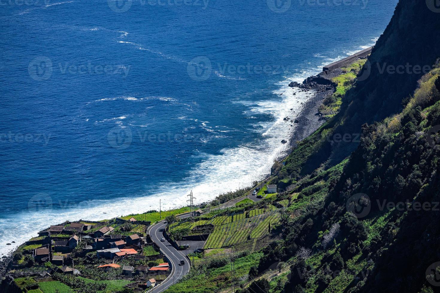 scénique vue de une enroulement route le long de une raide falaise surplombant le océan photo