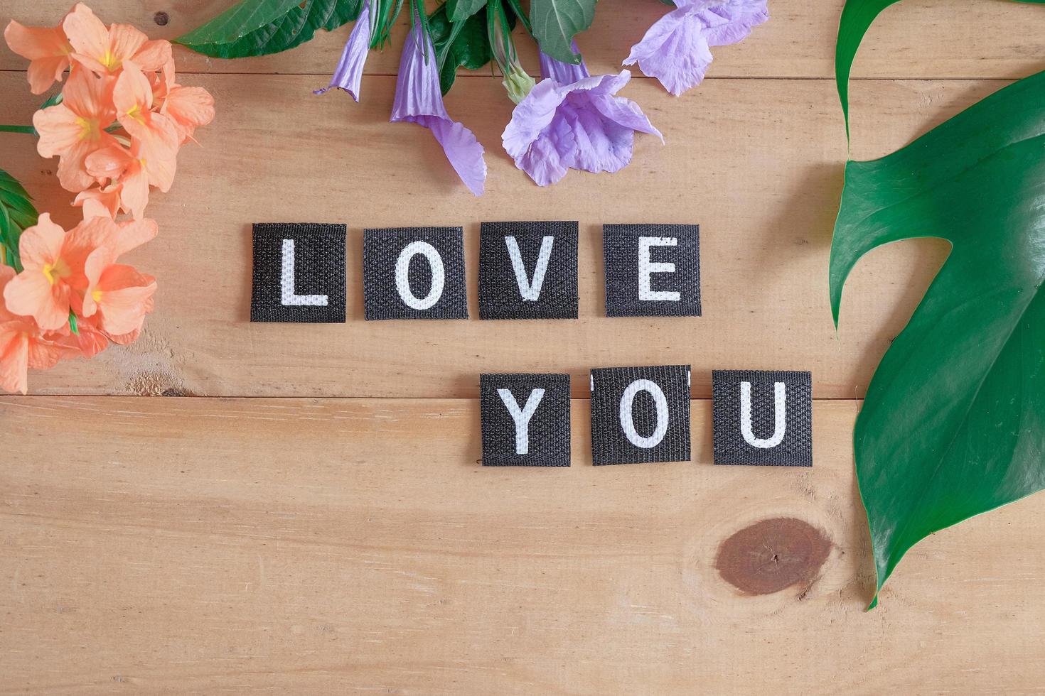 l'amour vous étiquette avec fleur sur bois tableau. photo