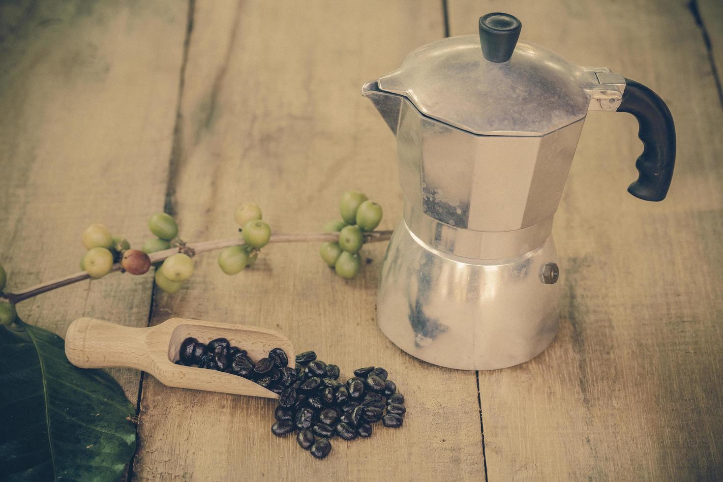 Frais café des haricots sur bois avec une moga pot photo