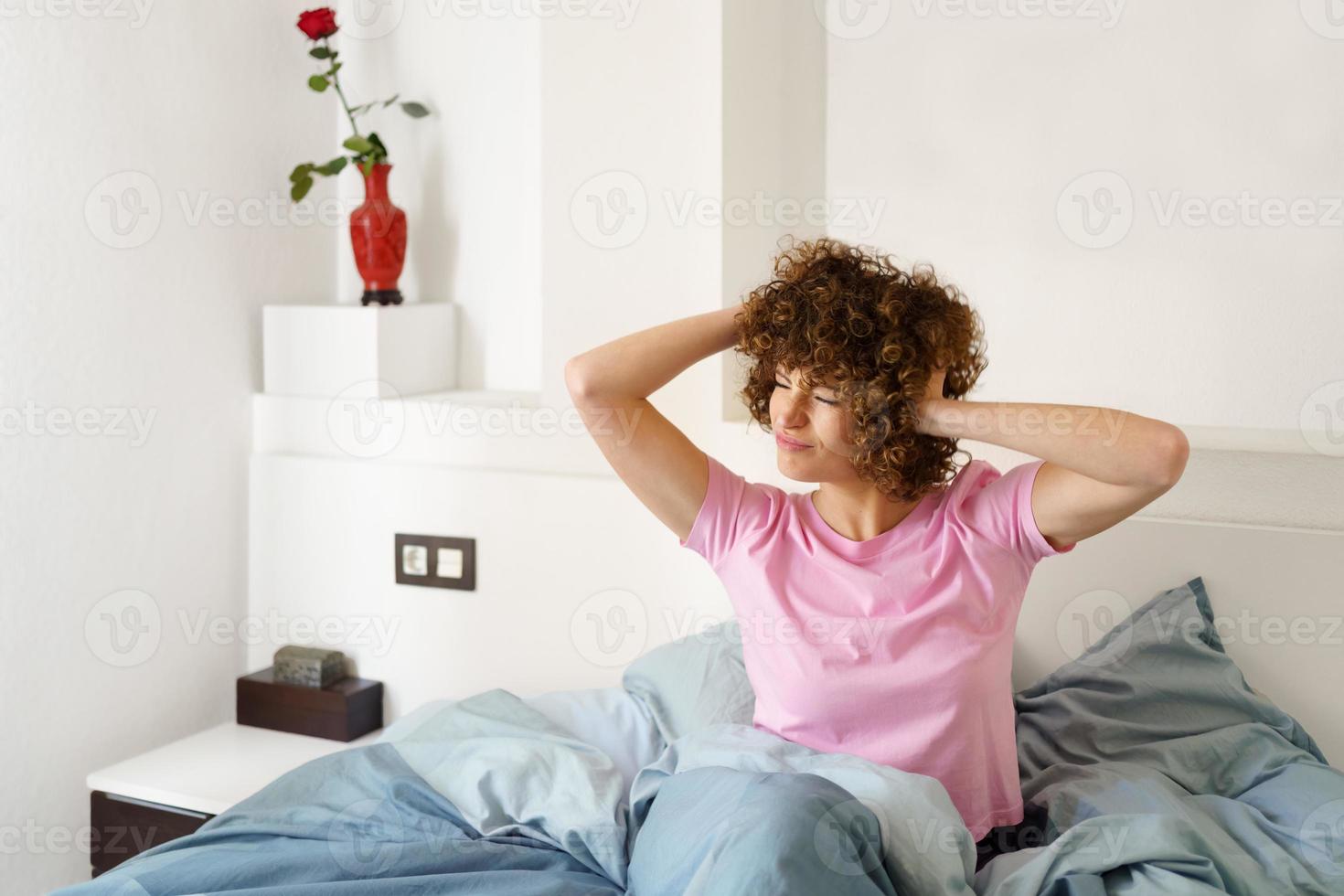 somnolent femme sur lit à Accueil photo