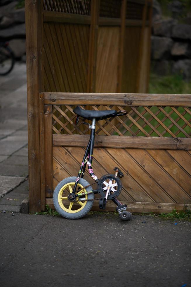 partie de une vélo dans une cour. un roue. photo