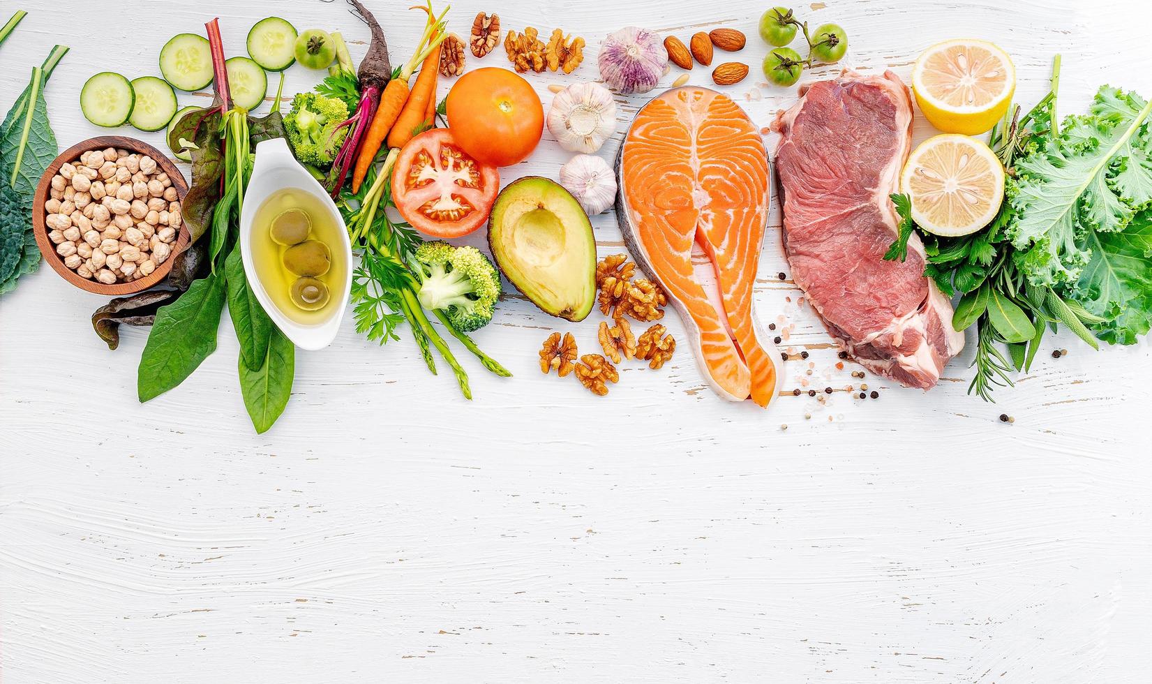 Ingrédients pour la sélection d'aliments sains sur fond de bois blanc photo