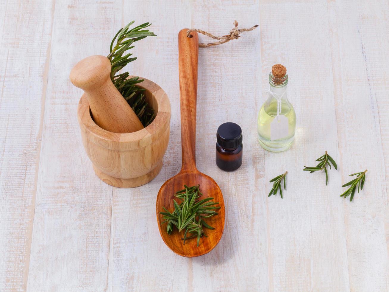 ingrédients naturels du spa huile essentielle de sauge pour l'aromathérapie photo