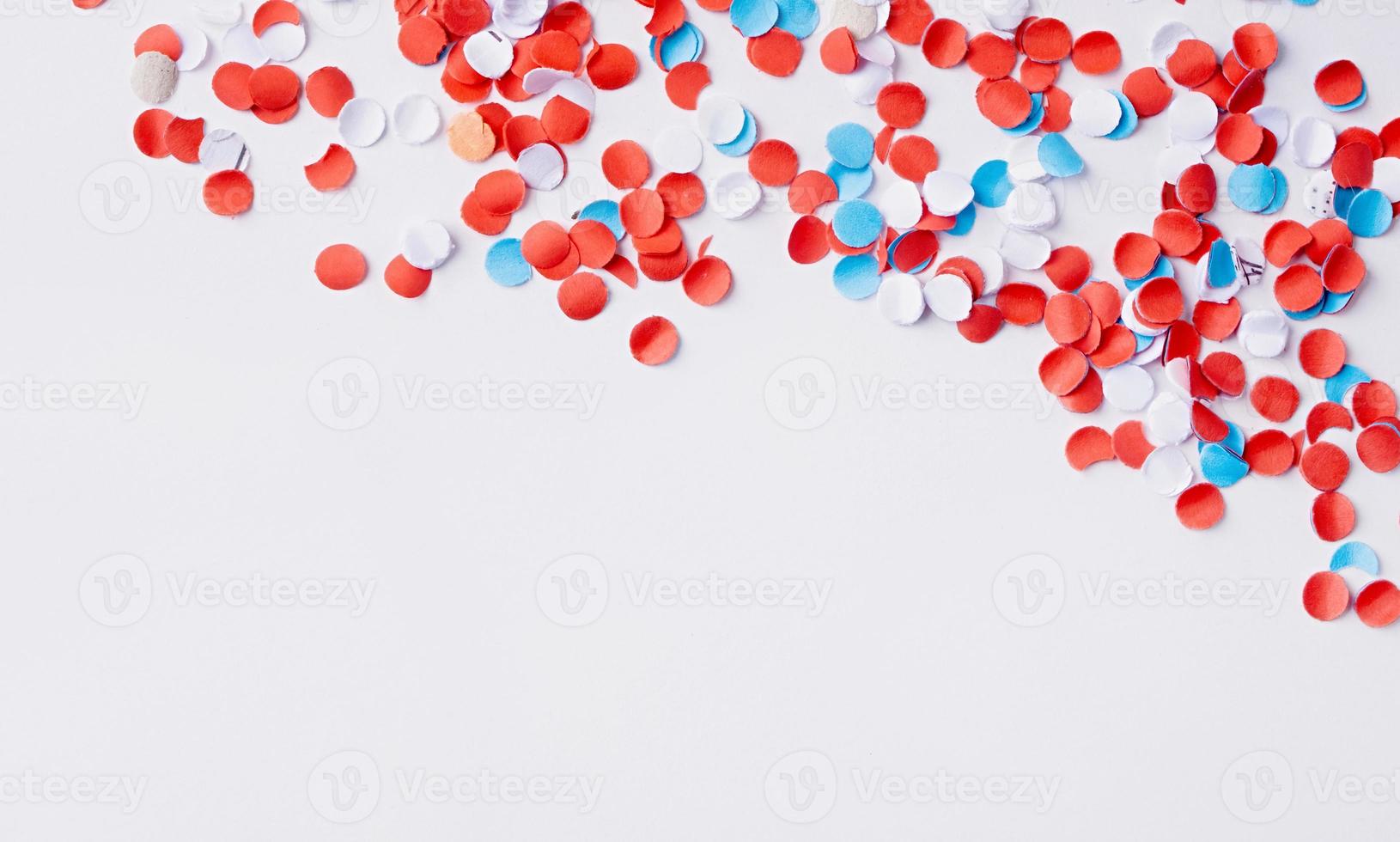 coloré cercle forme confettis de déchiqueté papier , décorations pour Quatrième juillet photo