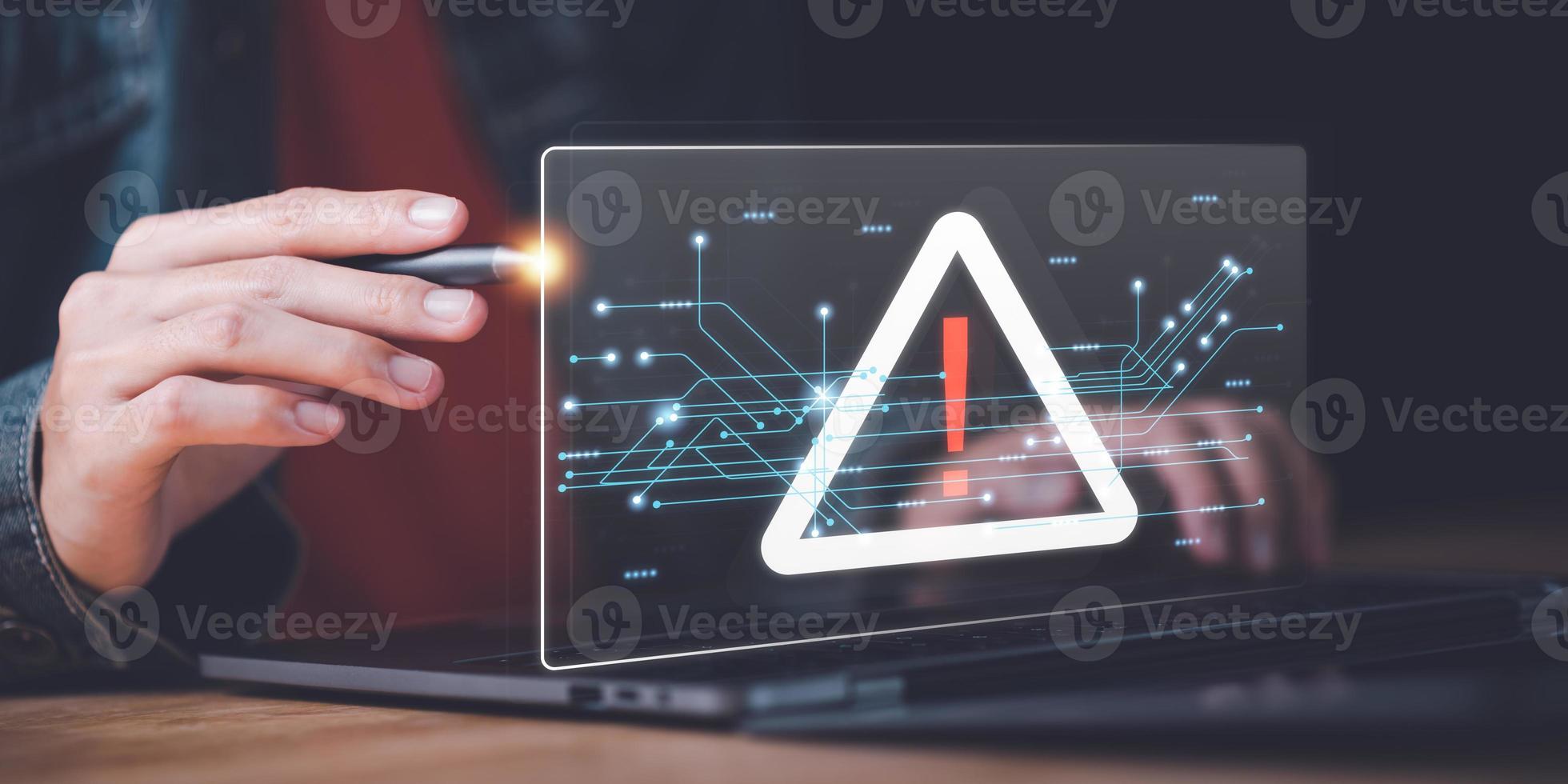 programmeur et virtuel Icônes , exclamation marque , alarme, ordinateur virus détectée ,danger avertissement concept ou information Erreur cette devrait être instamment fixé et réparé ,notification de Sécurité problèmes photo