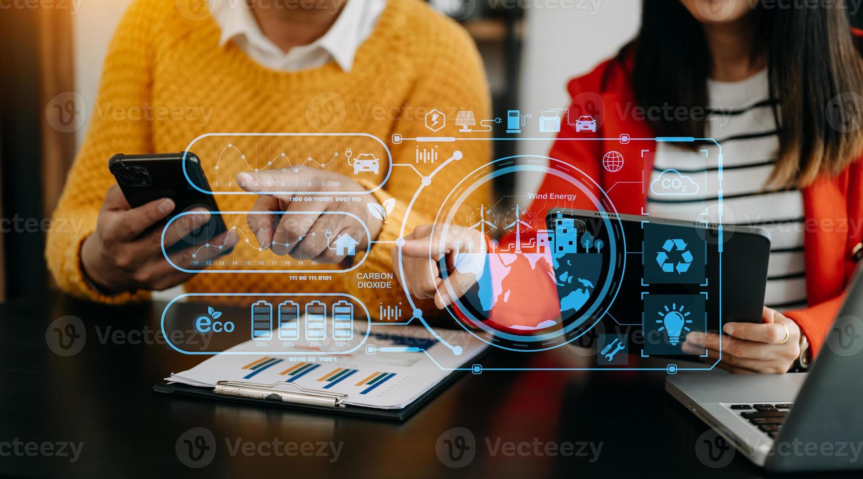 équipe commerciale travaillant sur un smartphone moderne virtuel pour réduire les émissions de co2 empreinte carbone changement climatique pour limiter le réchauffement climatique. développement durable et concept d'entreprise verte. Au bureau photo