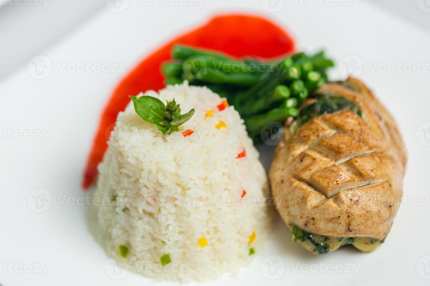 la Saint-Valentin journée spécial dîner cours nourriture plat sur isolé blanc Contexte. la Saint-Valentin repas plat. la Saint-Valentin journée nourriture offre. photo