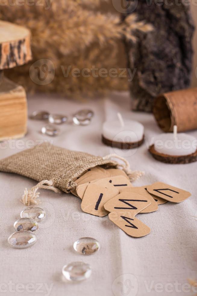 Fait main papier carton scandinave runes dans une sac sur une divination table verticale vue photo