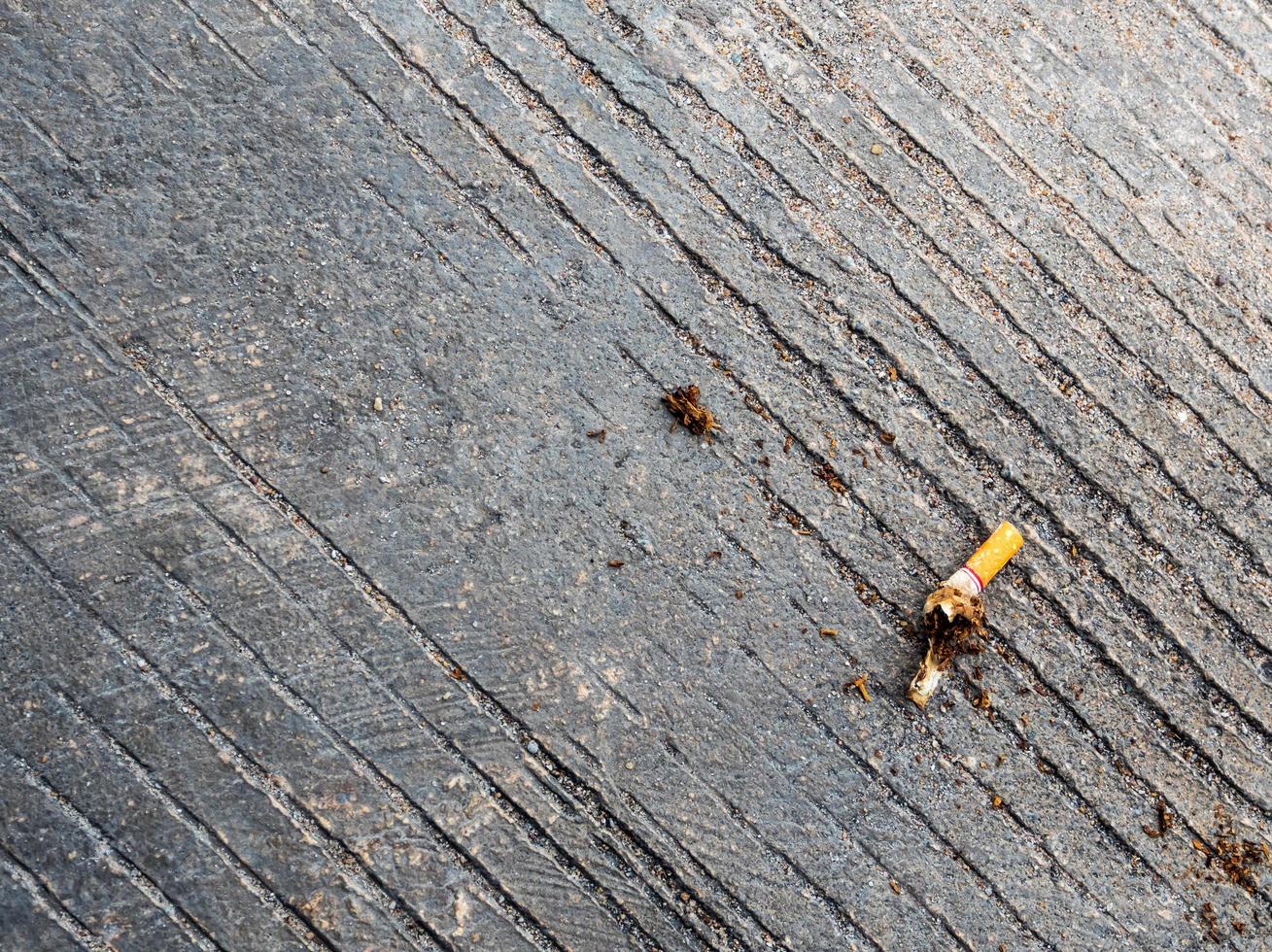 le mégot est tombé sur le sol en béton photo