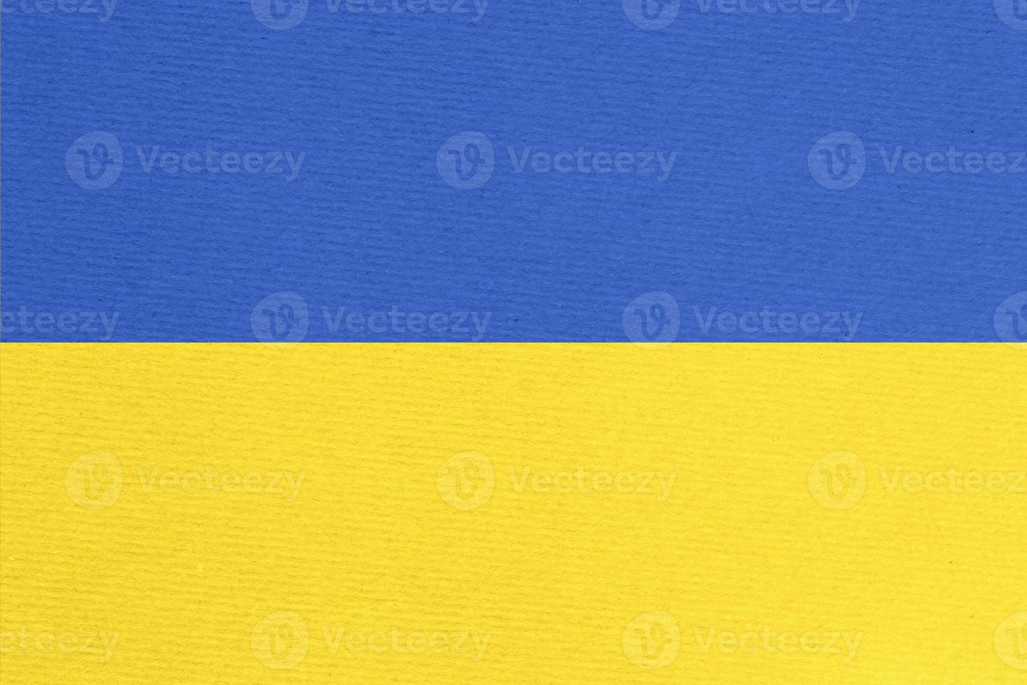 ukrainien drapeau peint sur papier carton photo