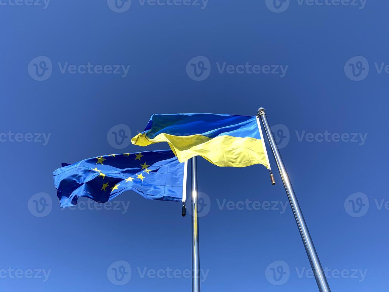 ukrainien drapeau et européen syndicat drapeau sur mâts de drapeau photo