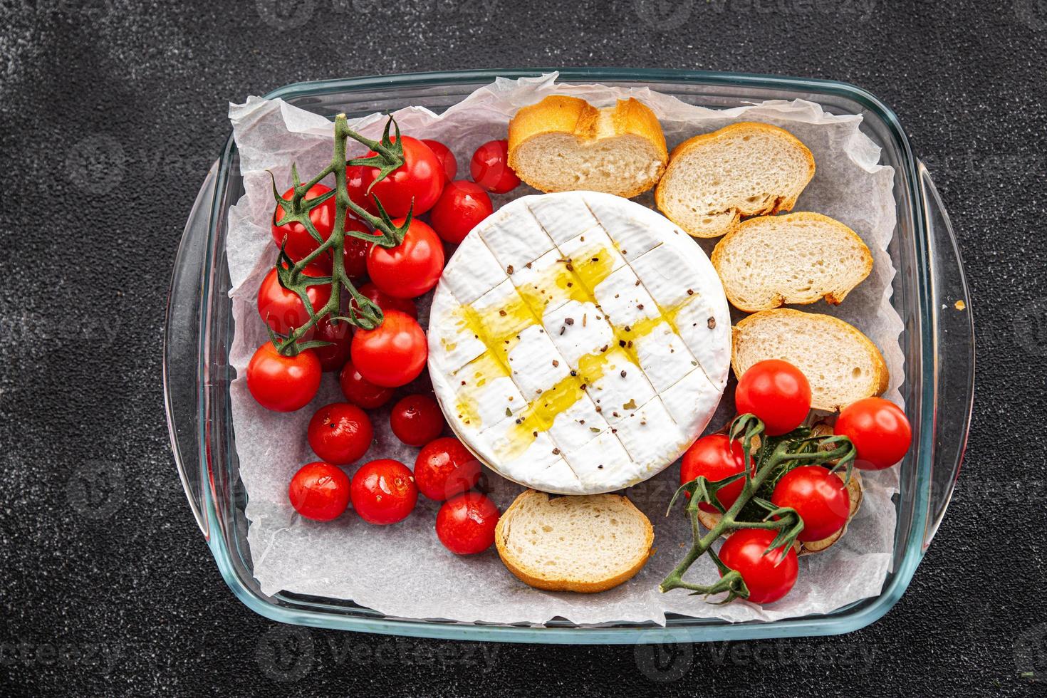 cuit doux fromage Brie ou Camembert tomate, Ail et herbes repas nourriture casse-croûte sur le table copie espace nourriture Contexte rustique Haut vue photo