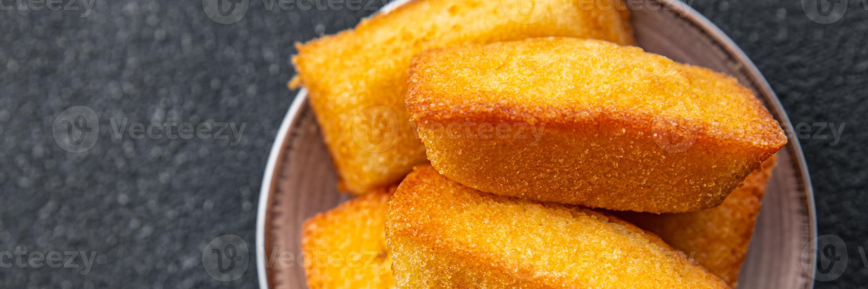 sucré gâteau financier dessert biscuit gâteau repas nourriture casse-croûte sur le table copie espace nourriture Contexte rustique Haut vue photo