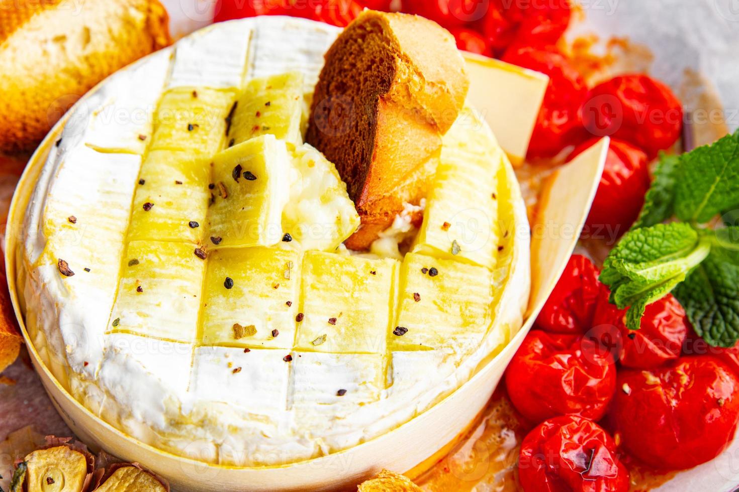 cuit doux fromage Brie ou Camembert tomate, Ail et herbes repas nourriture casse-croûte sur le table copie espace nourriture Contexte rustique Haut vue photo