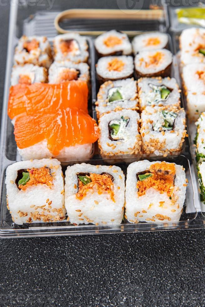 Sushi Rouleaux Fruit de mer repas nourriture casse-croûte sur le table copie espace nourriture Contexte rustique Haut vue photo