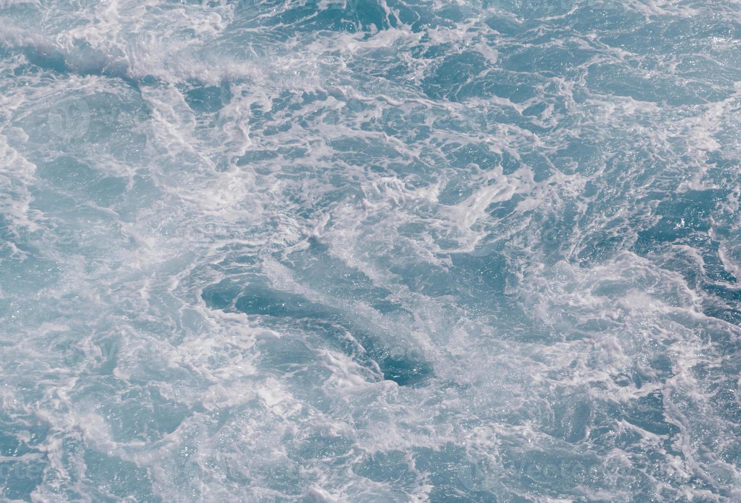 vue sur gargouillement l'eau de mer photo