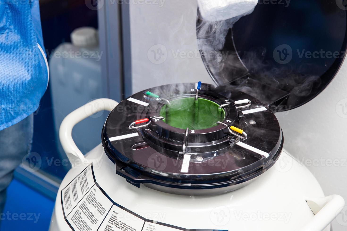 réservoir cryogénique d'azote liquide au laboratoire des sciences de la vie photo
