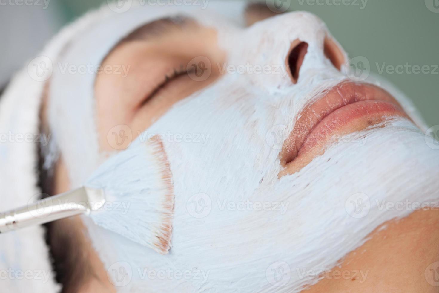 faciale masque application sur Jeune femelle patient photo