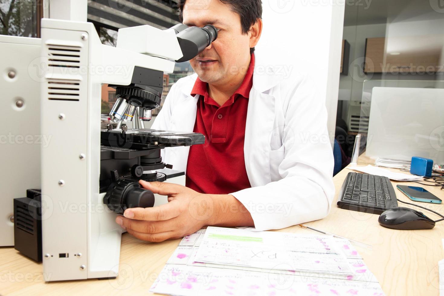 pathologiste travail avec coloré tissu biopsie sur verre diapositives dans le laboratoire. cancer diagnostic concept. médical concept. photo