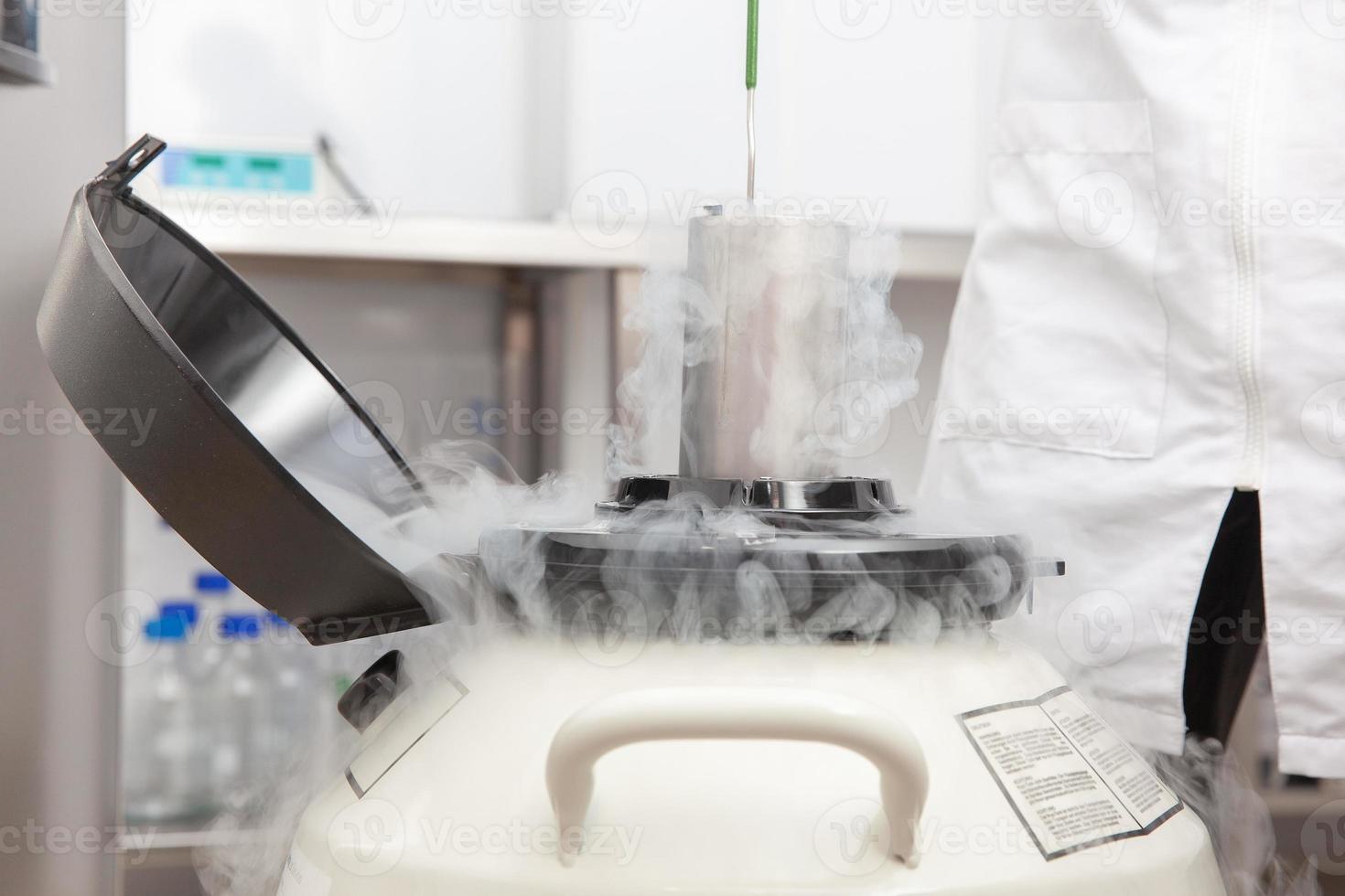 réservoir cryogénique d'azote liquide au laboratoire des sciences de la vie photo