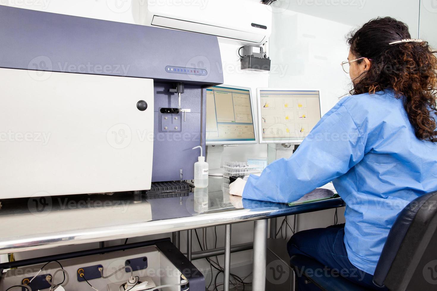 scientifique performant une couler cytométrique une analyse dans le laboratoire. couler cytomètre. photo