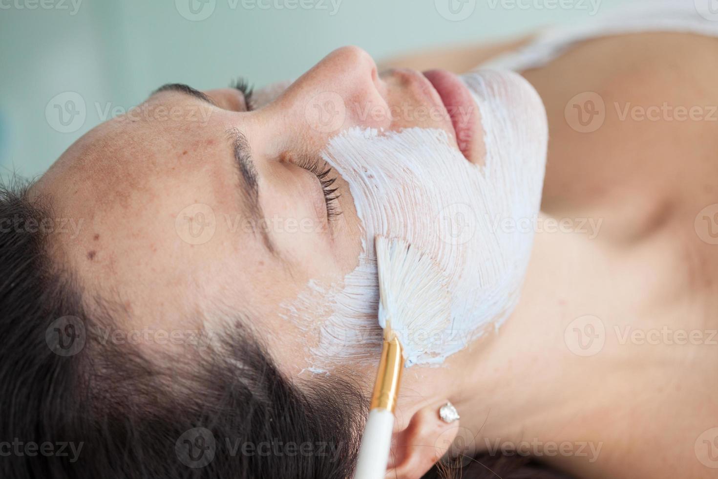 faciale masque application sur Jeune femelle patient photo