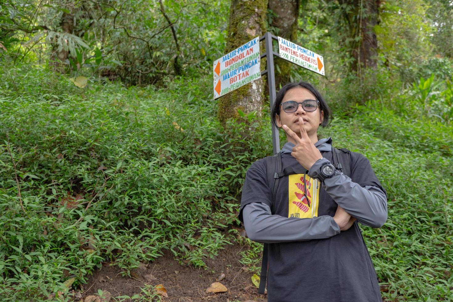 homme eu périple sur le forêt Aller à de pointe Montagne sur semarang central Java. le photo est adapté à utilisation pour aventure contenu médias, la nature affiche et forêt Contexte.