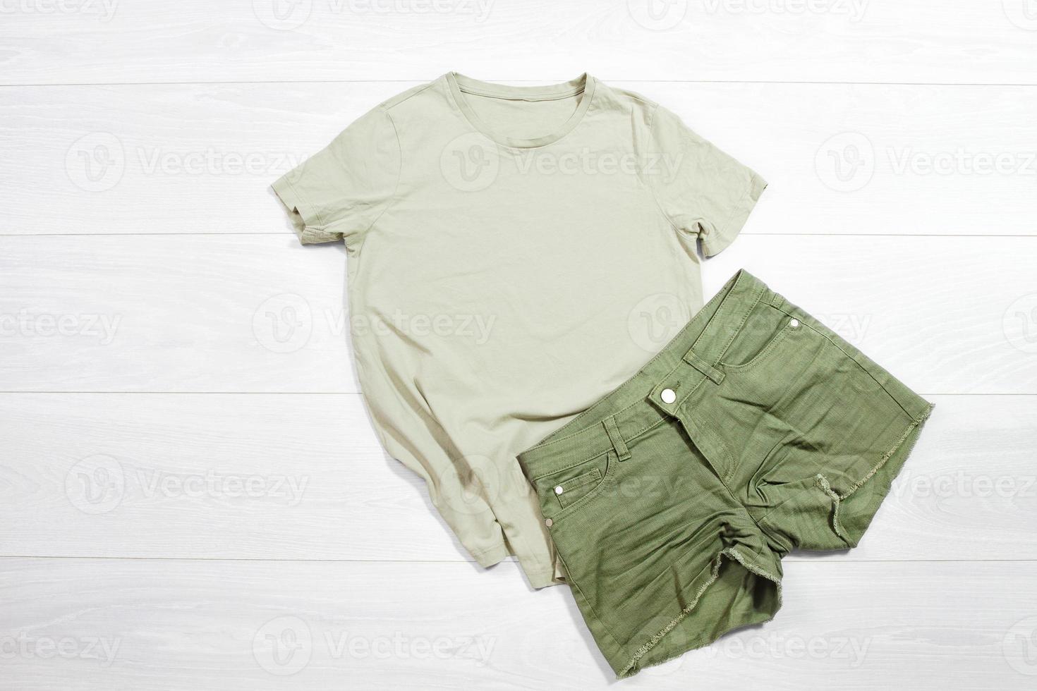 kaki femelle t chemise maquette plat allonger sur en bois Contexte. été Vêtements Canas. menthe pantalon. Haut de face vue T-shirt. modèle Vide copie espace. heure d'été saison photo