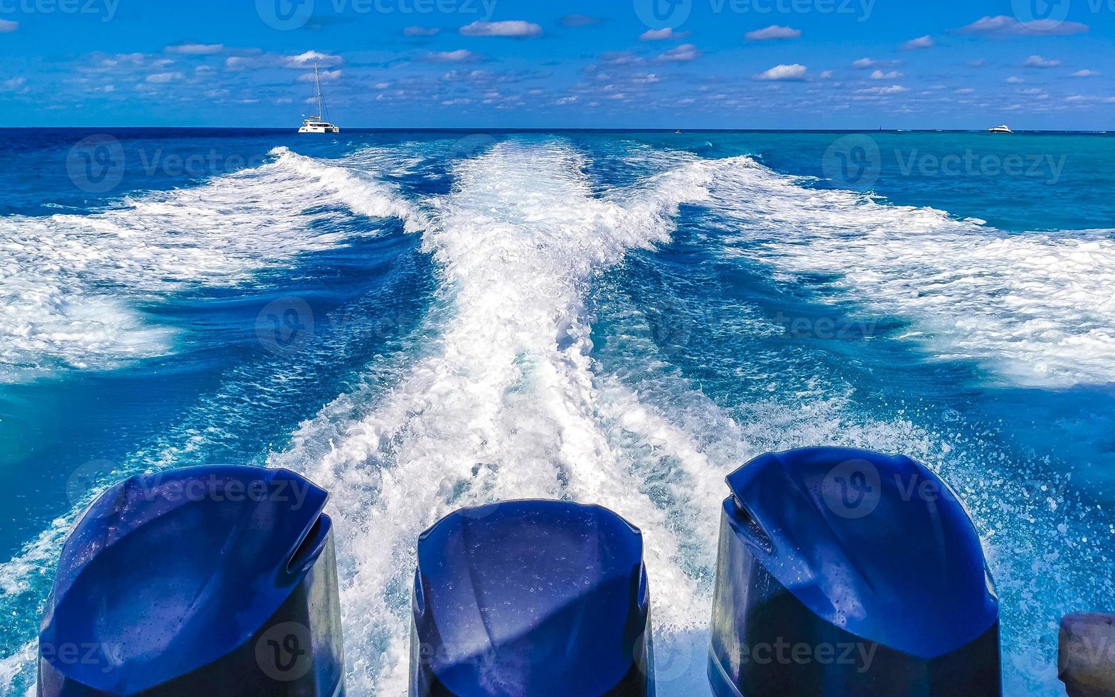 bateaux hors-bord yachts et jetée l'eau sur isla mujeres Mexique. photo