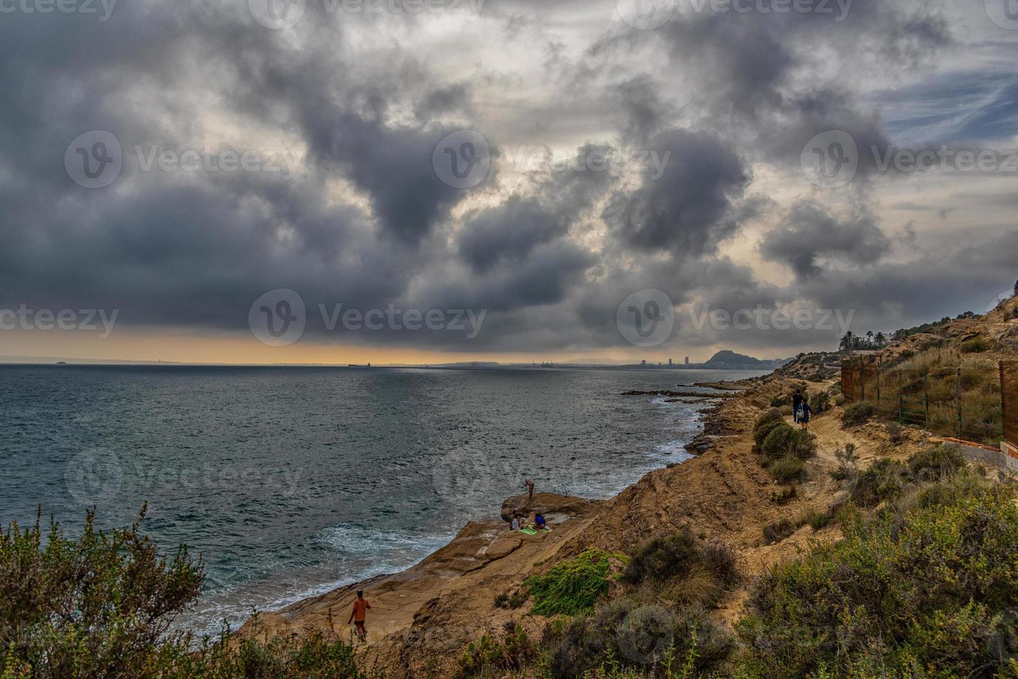 paysage de le front de mer de alicante Espagne sur une chaud ensoleillé l'automne journée photo