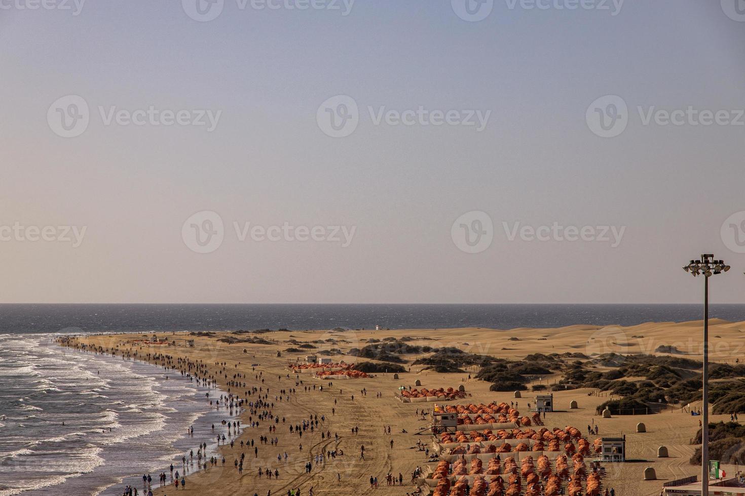 ensoleillé paysage avec le plage del anglais sur le Espagnol canari île gran Canaria photo