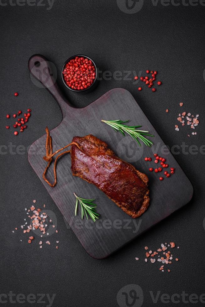 délicieux canard filet ou Sein grillé ou fumé avec épices et sel photo