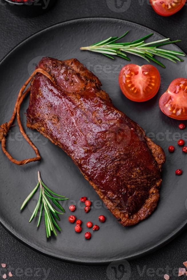 délicieux canard filet ou Sein grillé ou fumé avec épices et sel photo