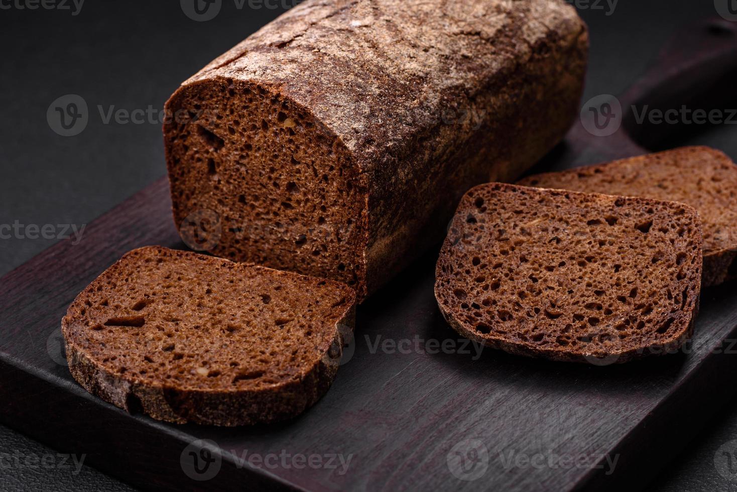 pain de Frais croustillant marron pain avec céréales et des graines photo