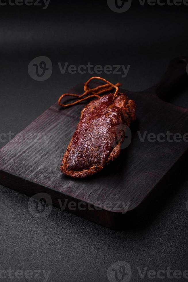 délicieux canard filet ou Sein grillé ou fumé avec épices et sel photo