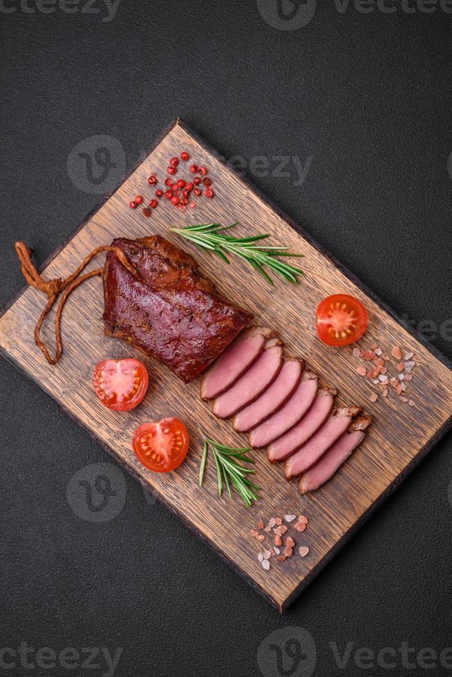 délicieux canard filet ou Sein grillé ou fumé avec épices et sel photo