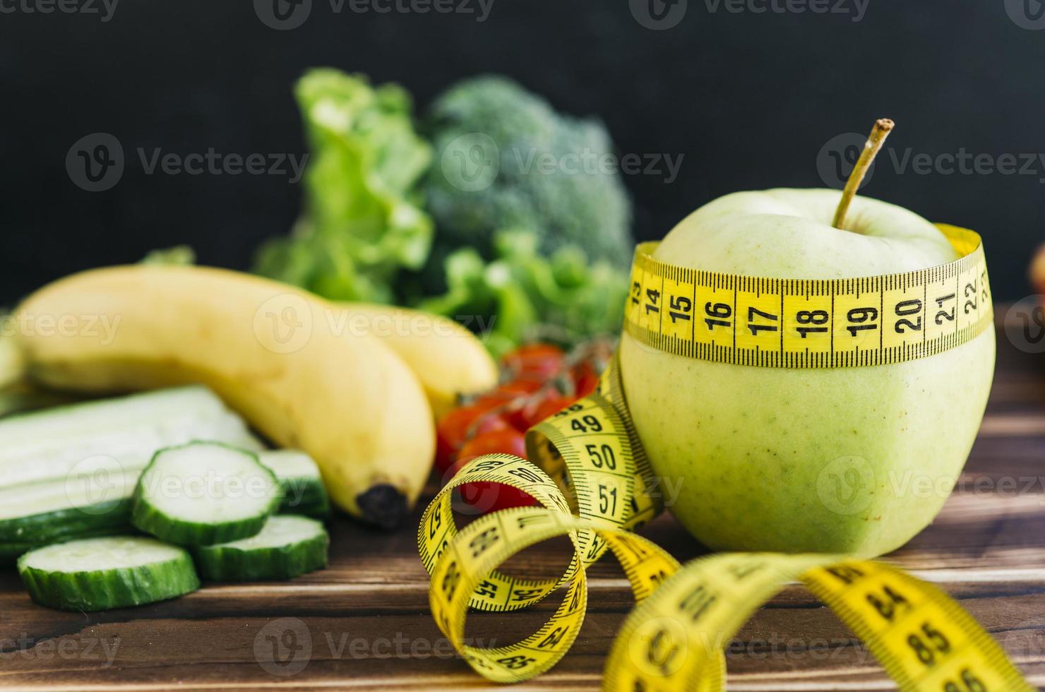 fruits et légumes nature morte concept de perte de poids photo