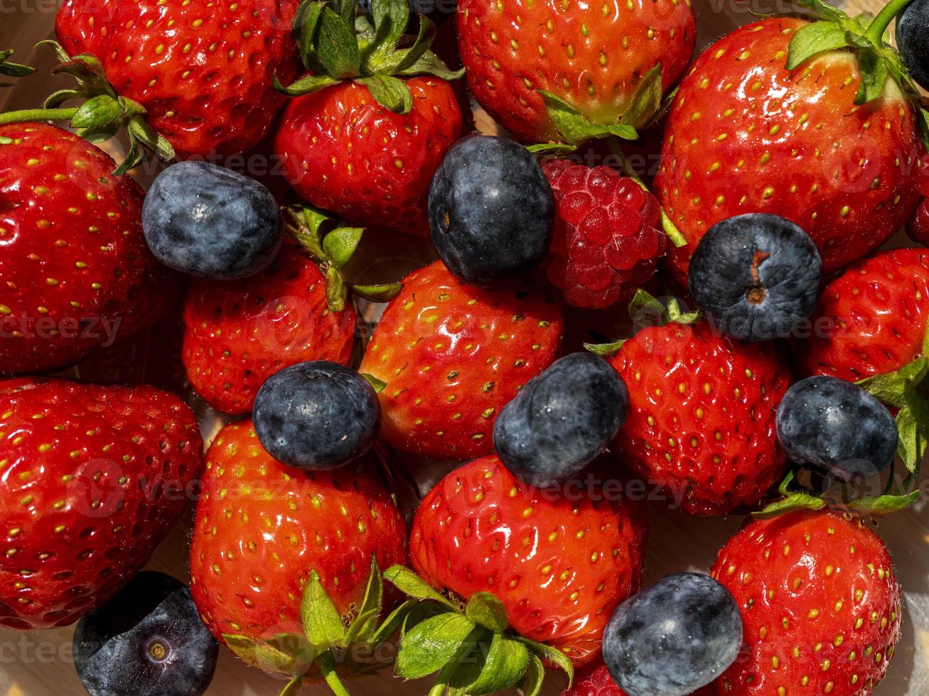 Vue de dessus de fraises et myrtilles photo