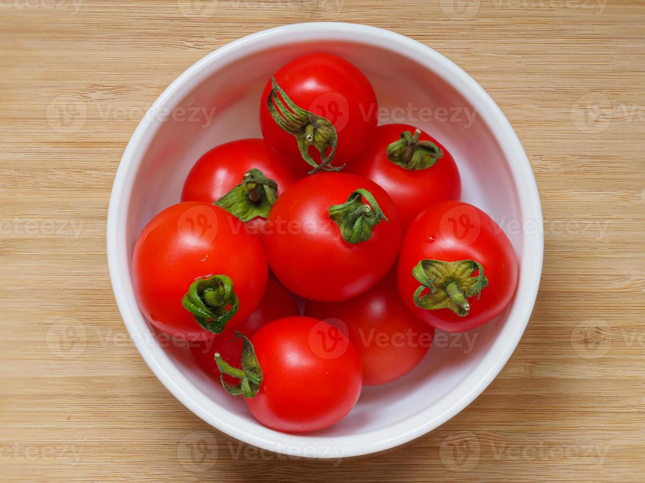 vue de dessus des tomates cerises dans un bol photo