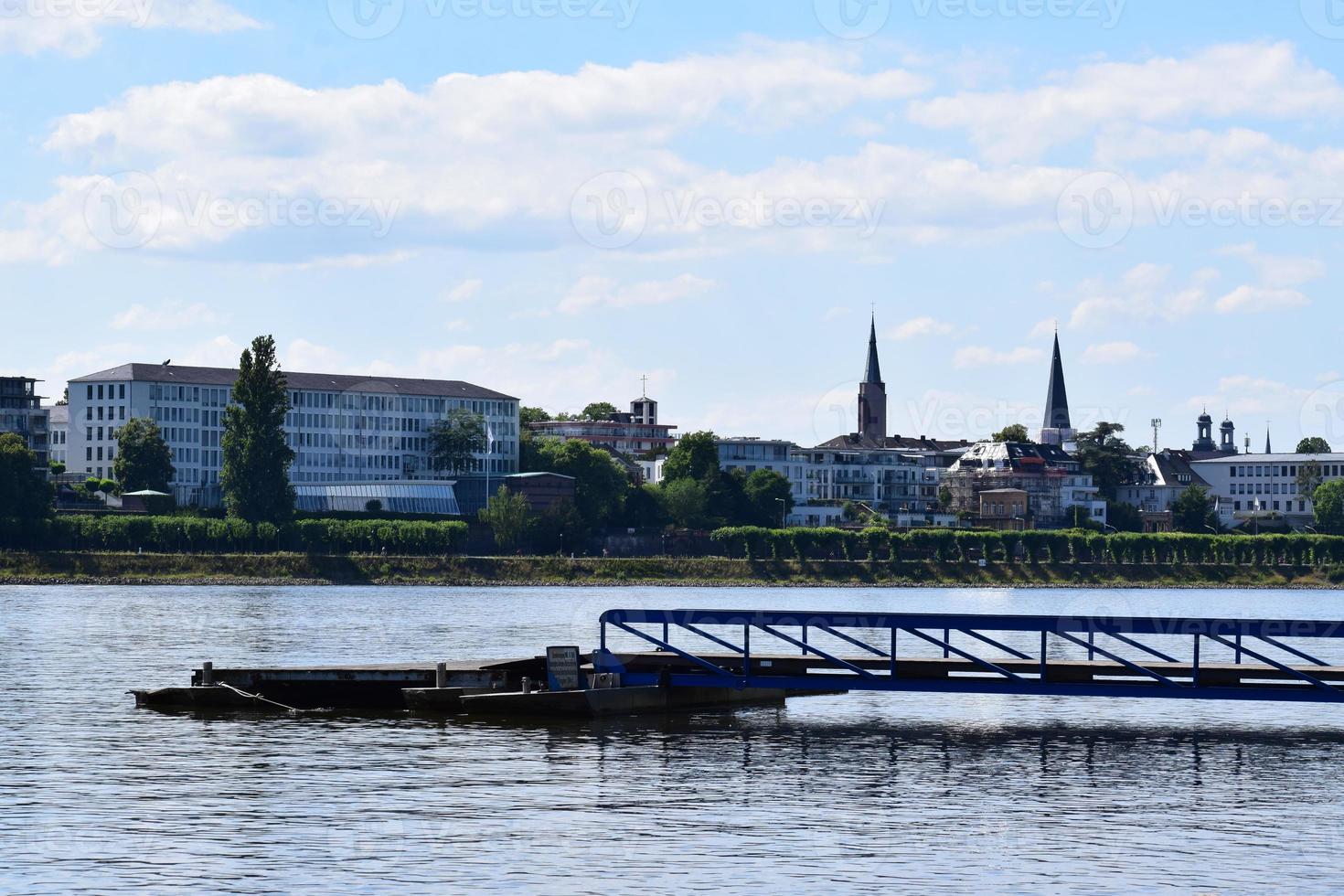 navire jetée avec une vue à vieux ville Bonn photo