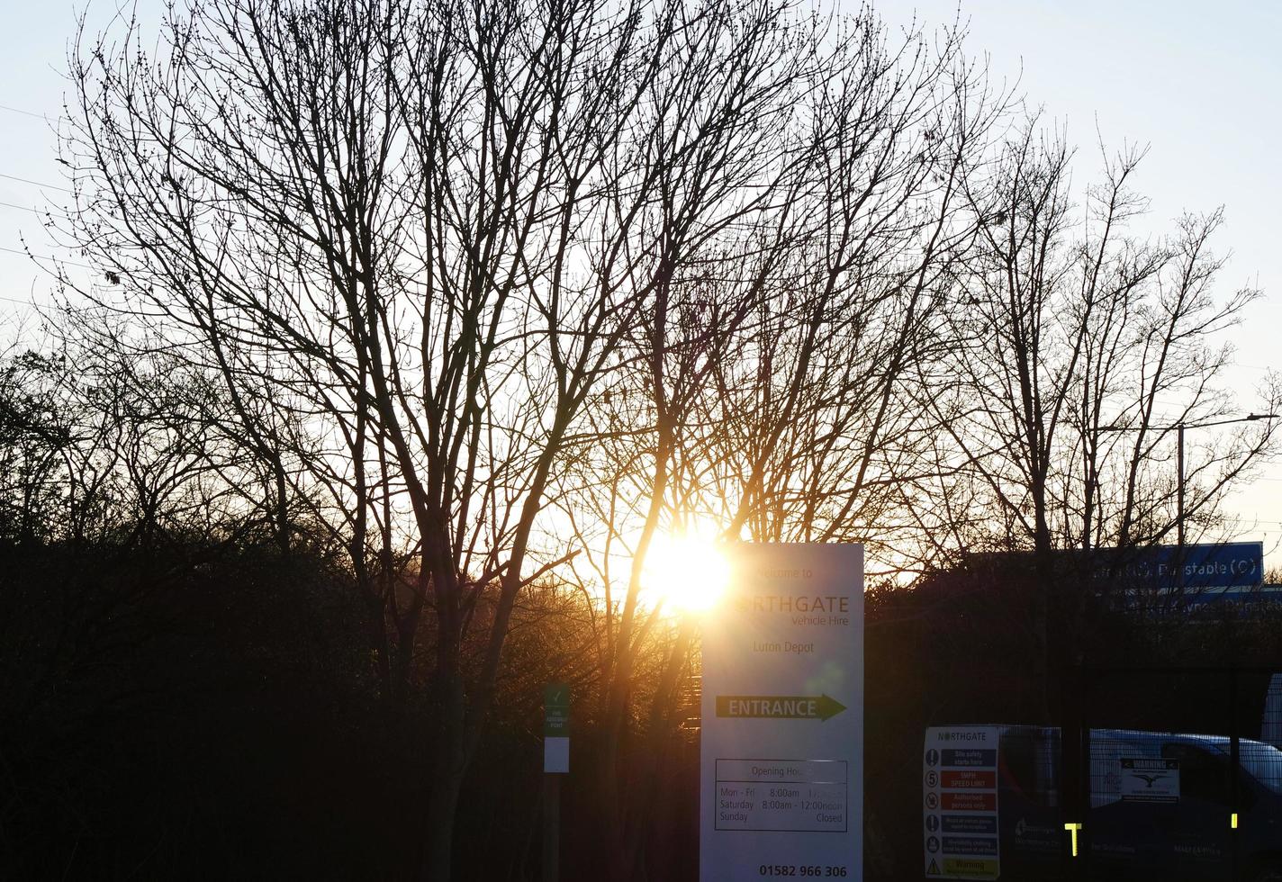 magnifique vue de luton ville de Angleterre Royaume-Uni pendant Orange le coucher du soleil. le image a été capturé sur 03-avril-2023 photo