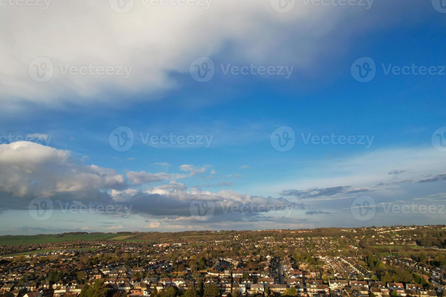 aérien vue de luton Résidentiel district de Saint augustine ave luton Angleterre Angleterre génial grande-bretagne. le image a été capturé sur 06-avril-2023 avec drone caméra pendant le coucher du soleil photo