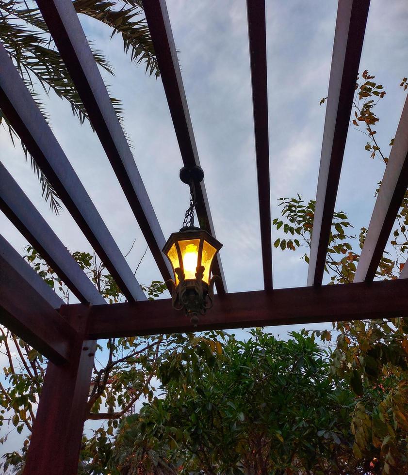 décoratif lampe pendaison dans le cabane, belle vue de des nuages et ciel par cabane ,ramdaan traditionnel photo