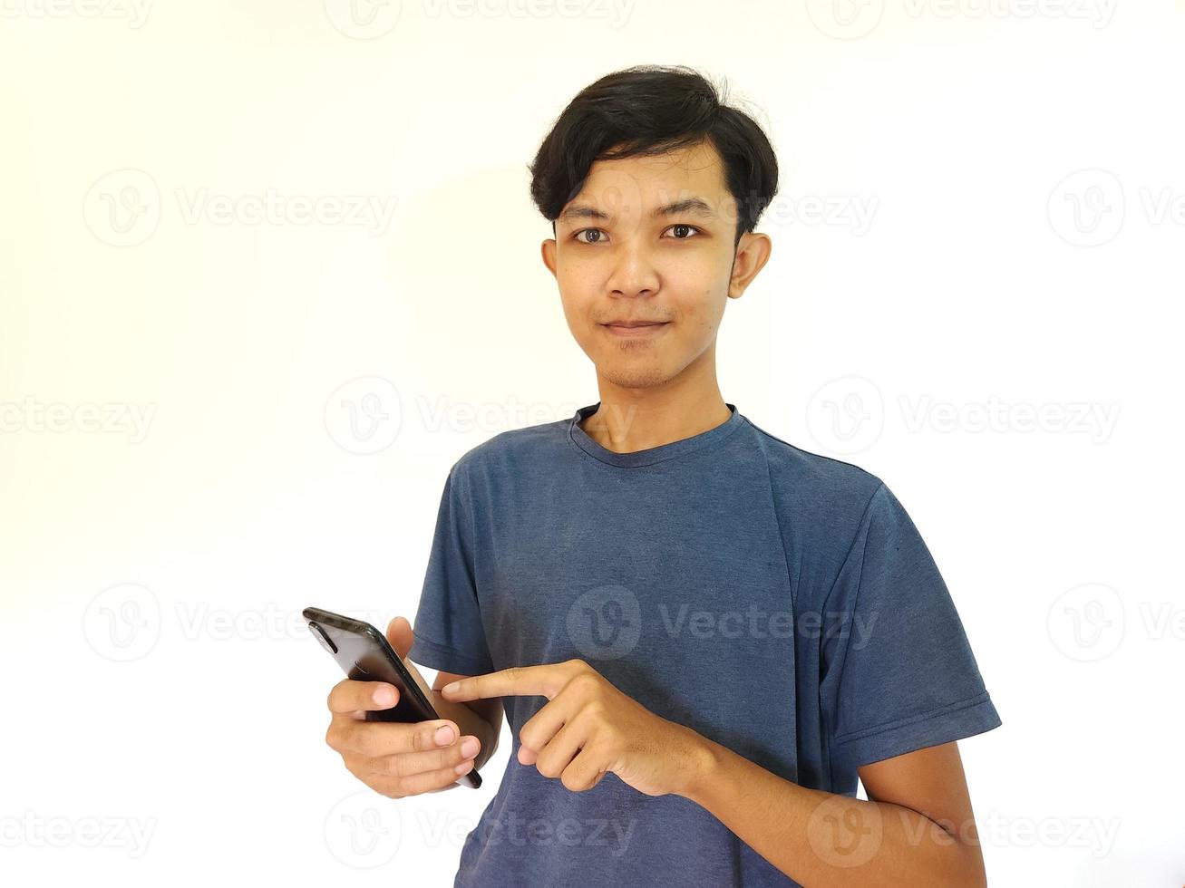 homme sous le choc car de une téléphone intelligent photo