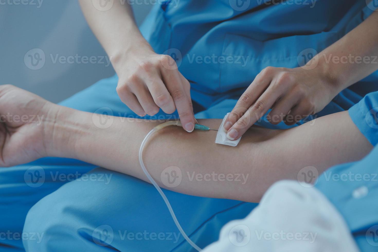 femmes asiatique médecins tenir le patient main et encourager et fournir médical Conseil tandis que vérification le patient santé dans lit. concept de se soucier et compassion, prénatale se soucier, menacé Avortement photo